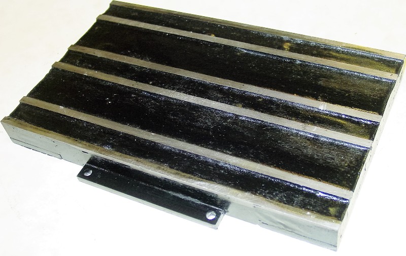 low profile tripole electromagnet
